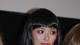 内田理央、血まみれミニスカセーラー服姿で舞台あいさつ登場も「やっぱりおかしい」