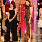 長澤まさみ、セクシードレスで魅了!スリットから美脚がチラリ