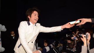 藤原竜也、ファン＆マスコミサービスで高級チョコ100個を手渡し！