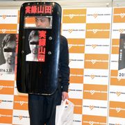 山田孝之、盾持参で会見「身の危険を感じている」
