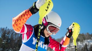 土屋太鳳がゲレンデを滑走！ダンスだけじゃなくスキーもこなす