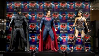 バットマンとスーパーマンのスーツがこの目で見られる！撮影で使用された衣装が日本初上陸