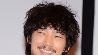 ドコモCMの綾野剛が面白すぎる！“斎藤さんゲーム”姿が話題に