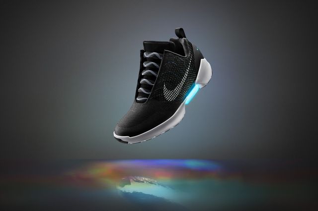 『バック・トゥ・ザ・フューチャー』みたいな自動靴ひも調節機能付きスニーカーがついに年内発売！