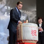 来日中のディカプリオ、鏡開きにビビる