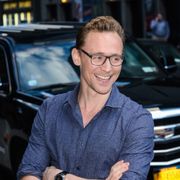 トム・ヒドルストンが壁ドン体勢でお尻丸出し!裸体を毎回拝めるとファン歓喜のBBCドラマ