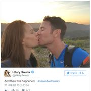 ヒラリー・スワンク、ハイキング中にプロポーズされ婚約!