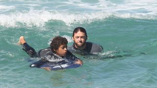 ヒュー・ジャックマン　荒波にのみ込まれた息子たちを救う