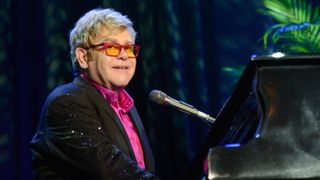 エルトン・ジョン、セクハラと暴行で訴えられる
