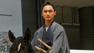 侍姿がまぶしい高良健吾、馬に乗って登場!片岡愛之助に祝福も