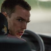 『マッドマックス』ニコラス・ホルト、速度無制限“アウトバーン”を高級車で激走!