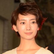 嵐・大野が「性格難あり」社長に!会見では波瑠の多忙気遣う