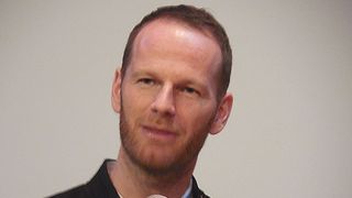 母親の死は自殺か事故死か、その真相に迫るジェシー・アイゼンバーグ主演映画とは?