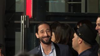 “なぜか日本に居た”エイドリアン・ブロディを直撃!『レヴェナント』プレミアに現れた理由が判明