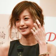 西山茉希、生まれたてのわが子との写真公開 第2子出産