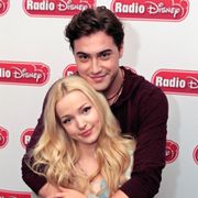 「うわさのツインズ リブとマディ」のダヴ・キャメロン、共演俳優と婚約