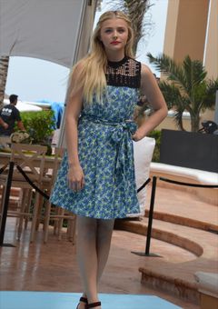 モデルポーズも初々しいクロエ