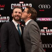 アイアンマンがキャプテン・アメリカに熱いキス!英国プレミアでファン大興奮