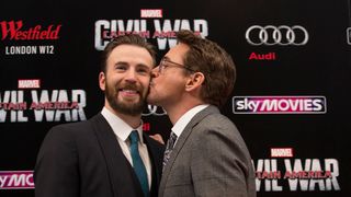 アイアンマンがキャプテン・アメリカに熱いキス!英国プレミアでファン大興奮
