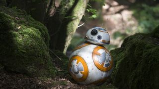 BB-8、緊急来日!空を飛ぶ幻の初期デザインも初公開!