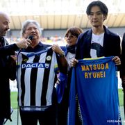 松田龍平、イタリアでセリエA試合に招かれスピーチ!名前入りユニフォームににっこり
