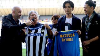 松田龍平、イタリアでセリエA試合に招かれスピーチ!名前入りユニフォームににっこり