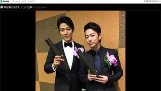 鈴木亮平、“弟”佐藤健と歓喜のツーショット！