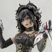 『シザーハンズ』エドワードが美少女フィギュア化!ボンテージな衣装にドキ!