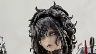 『シザーハンズ』エドワードが美少女フィギュア化!ボンテージな衣装にドキ!