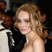 ジョニー・デップの16歳娘がカンヌデビュー!女性とのキスシーン&美しい四肢も披露