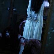 貞子vs伽椰子、衝撃バトルシーン初公開!まさかのパワー対決!