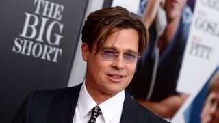 ブラッド・ピット　ファンに押しつぶされそうになっている少女を救出