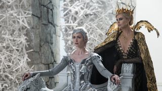 女王も楽じゃない!シャーリーズ・セロン、美麗ドレスの裏側暴露