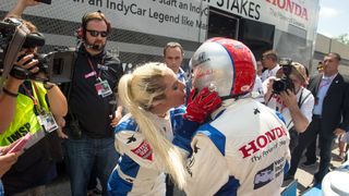 レディー・ガガ　インディ500でマリオ・アンドレッティの助手席に