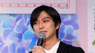 真剣佑、広瀬すずとの“土手ドン”語る「すずちゃん天才なんです」