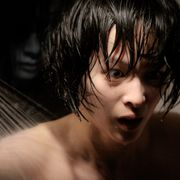 少女の背後からガバッと!『雨女』本編の10分の1の映像