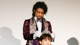 綾瀬はるか、斎藤工から3億円ティアラにドキドキ!