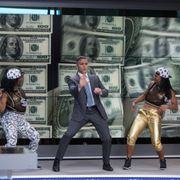 踊るジョージ・クルーニー、ヒップホップダンス披露!