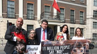 レイア姫、犬食べまくる祭りに抗議！中国大使館前で