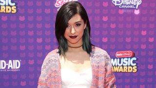 22歳女性歌手、銃殺される コンサート会場でサイン中に