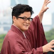 陣内孝則、ネットの批判にボウイ風メイクで対抗