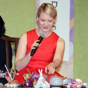 アリス女優、ミア・ワシコウスカが日本のお茶会にカンゲキ!約6年ぶり来日