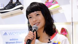 榮倉奈々、「恥ずかしい」自分モデルの限定ランニングシューズにハニカミ