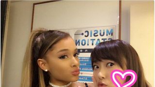 指原、アリアナに悶絶！生放送中に2ショット