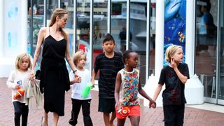 教育ママなアンジー！子供たち、合計7か国語を勉強中