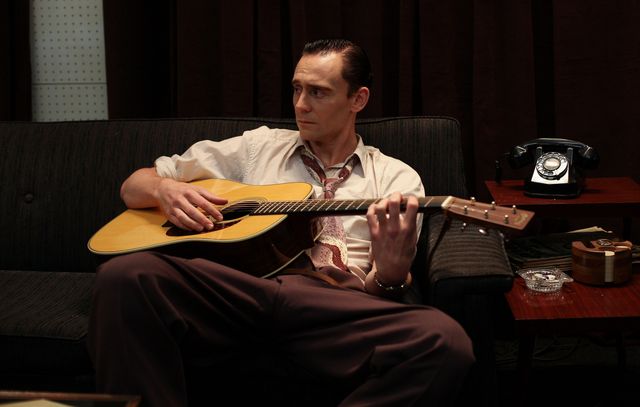 トムヒ、ギターをかき鳴らして歌う！ロックの父の伝記映画、10月日本公開