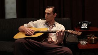 トムヒ、ギターをかき鳴らして歌う!ロックの父の伝記映画、10月日本公開