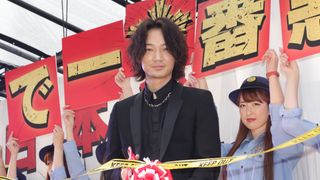 綾野剛、新宿登場で大歓声!日本一ロックな警察署目指す