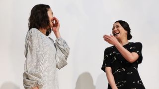 二階堂ふみ、憧れの小泉今日子から“4の字固め”