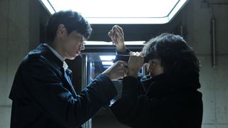 『デスノート』東出vs池松、銃口突きつけ一触即発!新場面写真公開